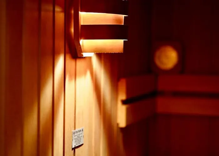 Helle Kellerwohnung Im Gruenen Mit Sauna * Κολωνία