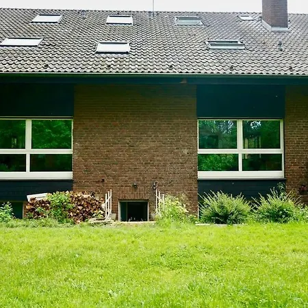 Helle Kellerwohnung Im Gruenen Mit Sauna شقة *