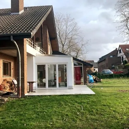 Helle Kellerwohnung Im Gruenen Mit Sauna アパート